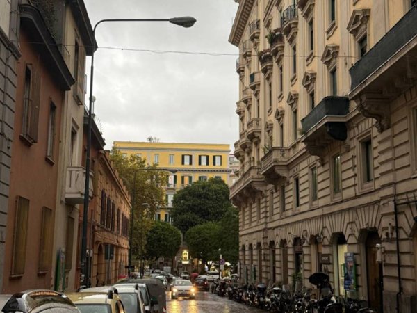 negozio in affitto a Napoli in zona Chiaia