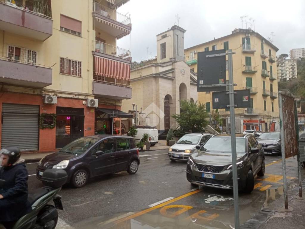 negozio in affitto a Napoli in zona Fuorigrotta