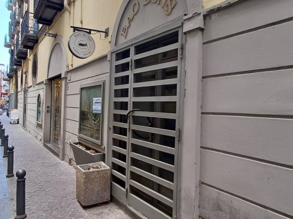 negozio in affitto a Napoli in zona Chiaia