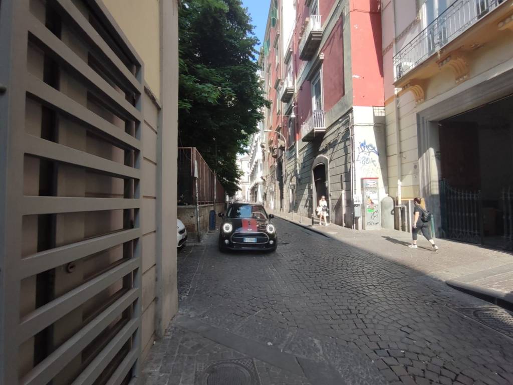 negozio in affitto a Napoli in zona Chiaia