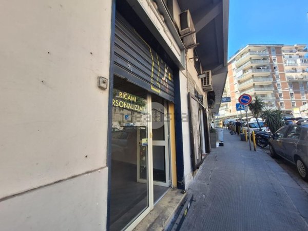 negozio in affitto a Napoli in zona Arenella