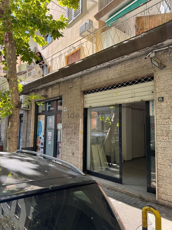 locale commerciale in affitto a Napoli in zona Vomero