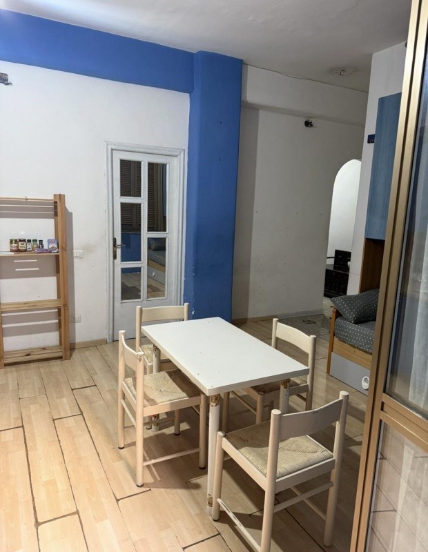 negozio in affitto a Napoli in zona Stella