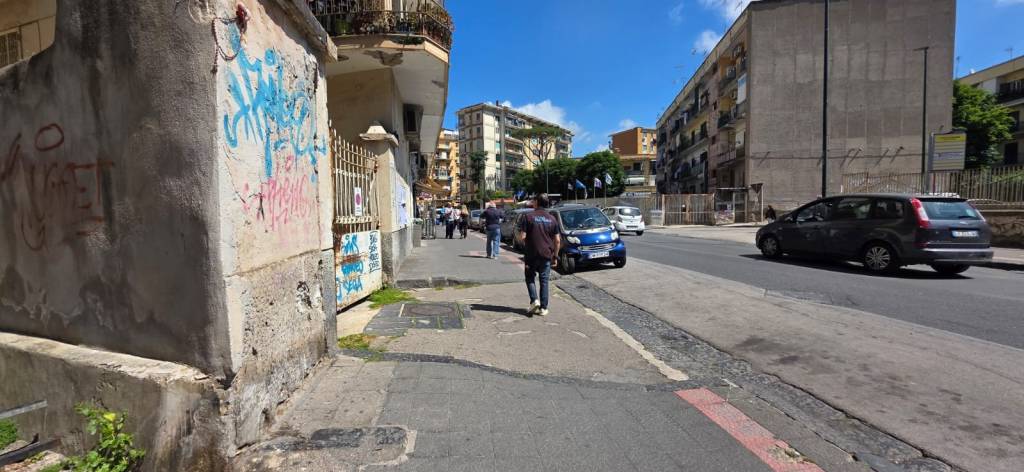 negozio in affitto a Napoli in zona Bagnoli