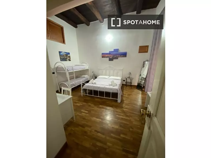 casa indipendente in affitto a Napoli in zona San Lorenzo