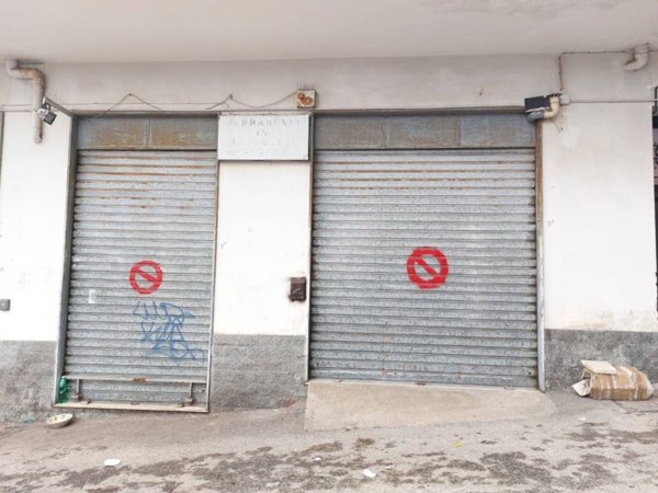 negozio in affitto a Napoli in zona Fuorigrotta