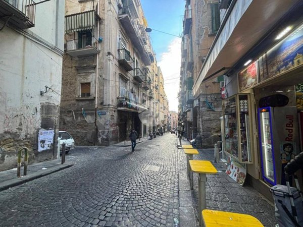 locale di sgombero in affitto a Napoli