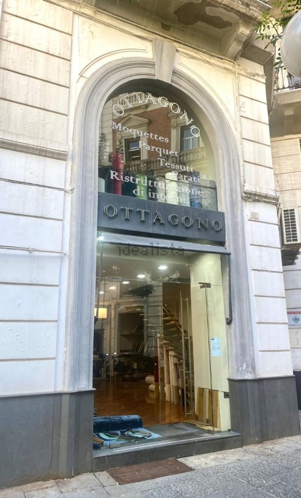 locale commerciale in affitto a Napoli in zona Chiaia