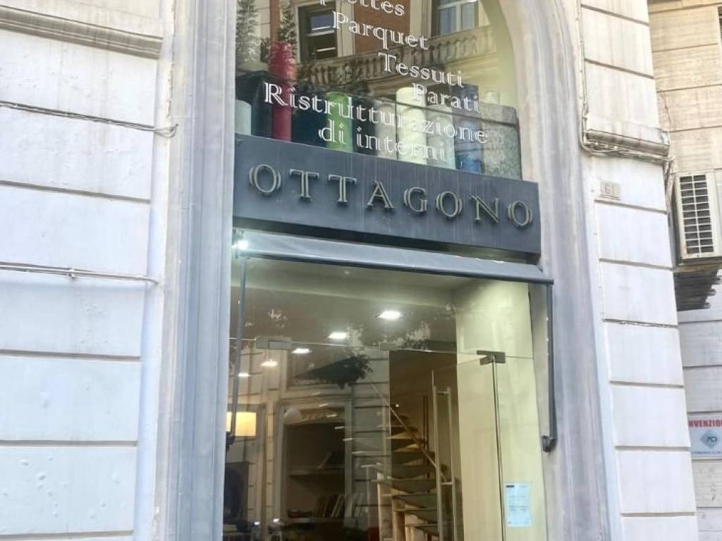 negozio in affitto a Napoli in zona Chiaia