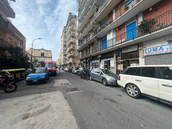 negozio in affitto a Napoli in zona Vomero
