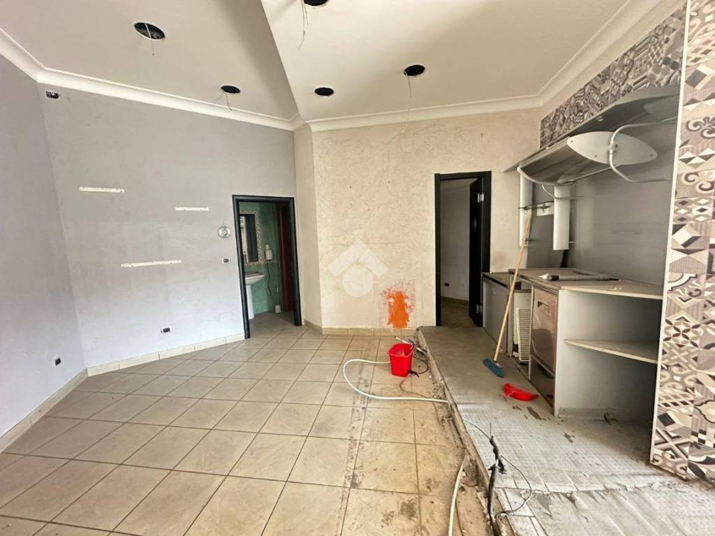 negozio in affitto a Napoli in zona Secondigliano