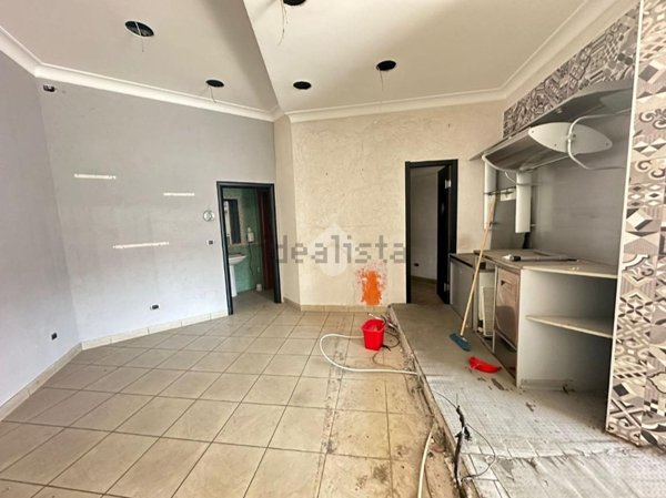 locale commerciale in affitto a Napoli in zona Secondigliano