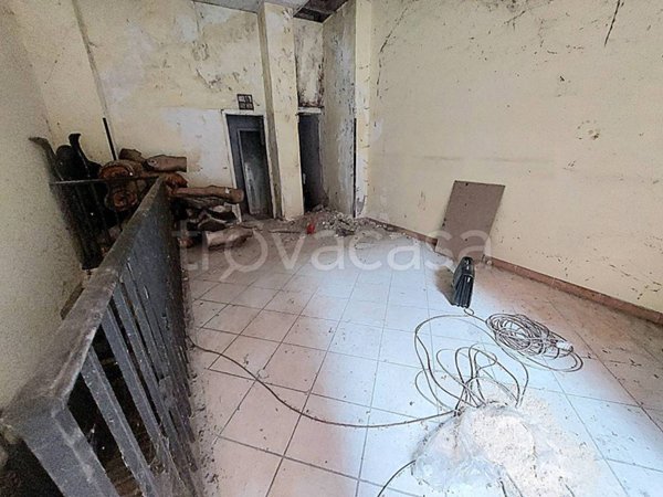 negozio in affitto a Napoli in zona Fuorigrotta