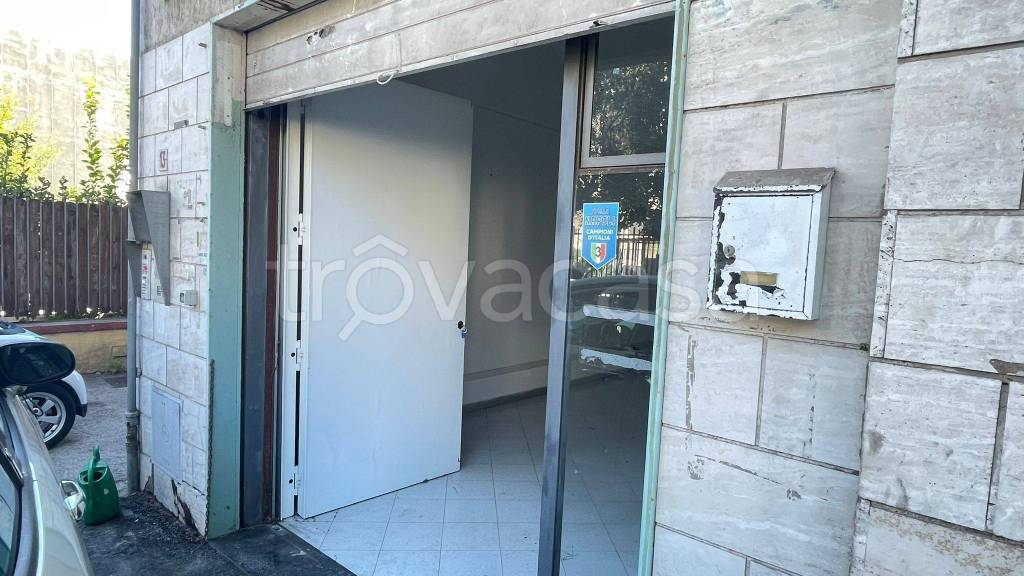 negozio in affitto a Napoli in zona Piscinola