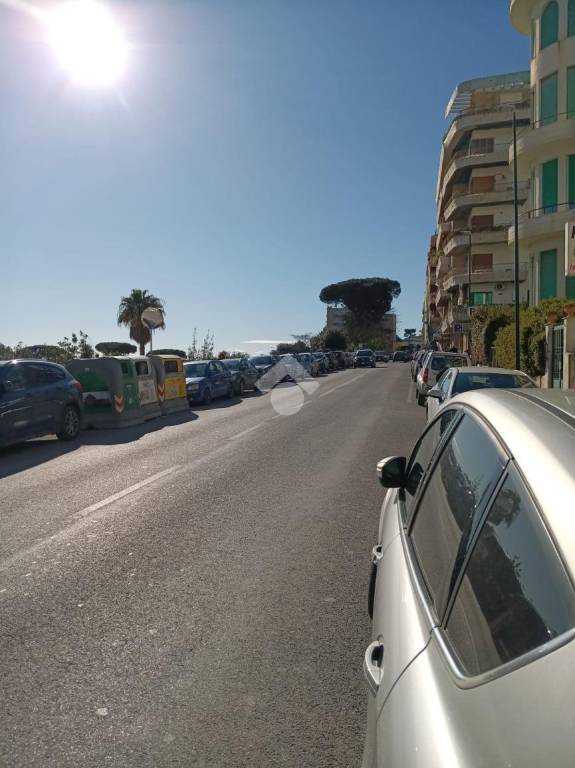 negozio in affitto a Napoli in zona Posillipo