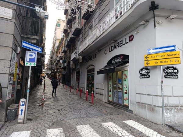 negozio in affitto a Napoli in zona Chiaia