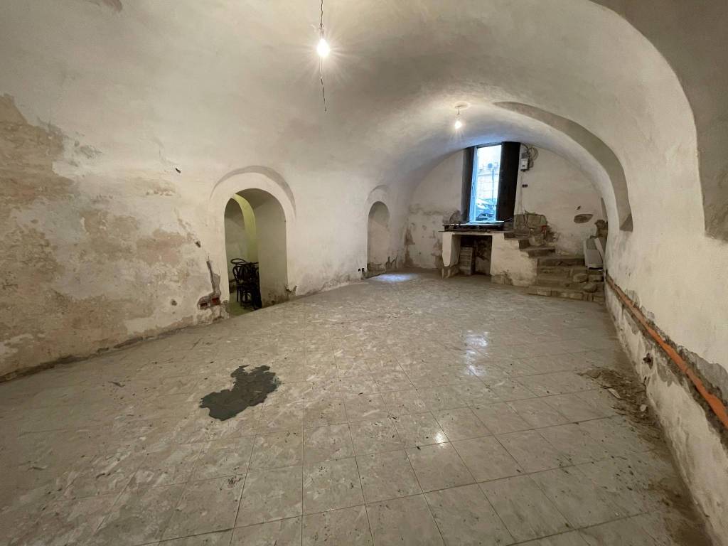 negozio in affitto a Napoli in zona Chiaia