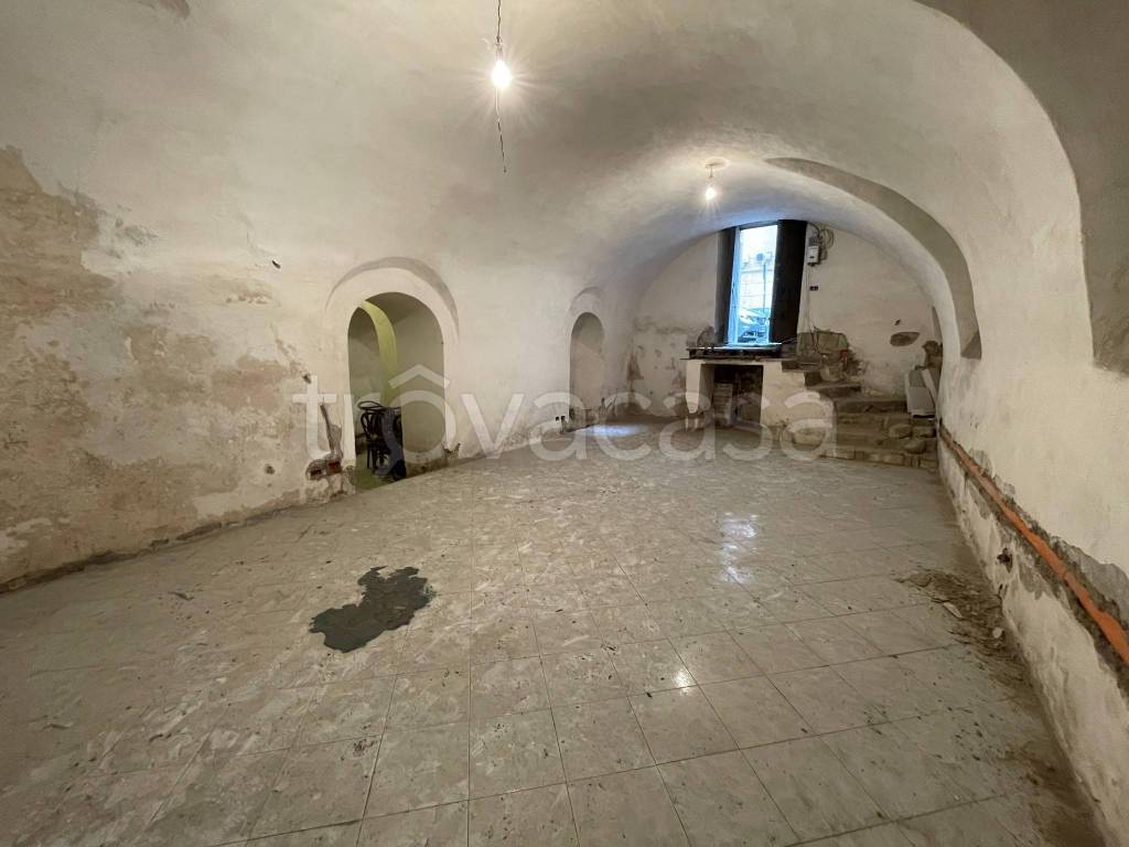 negozio in affitto a Napoli in zona Chiaia