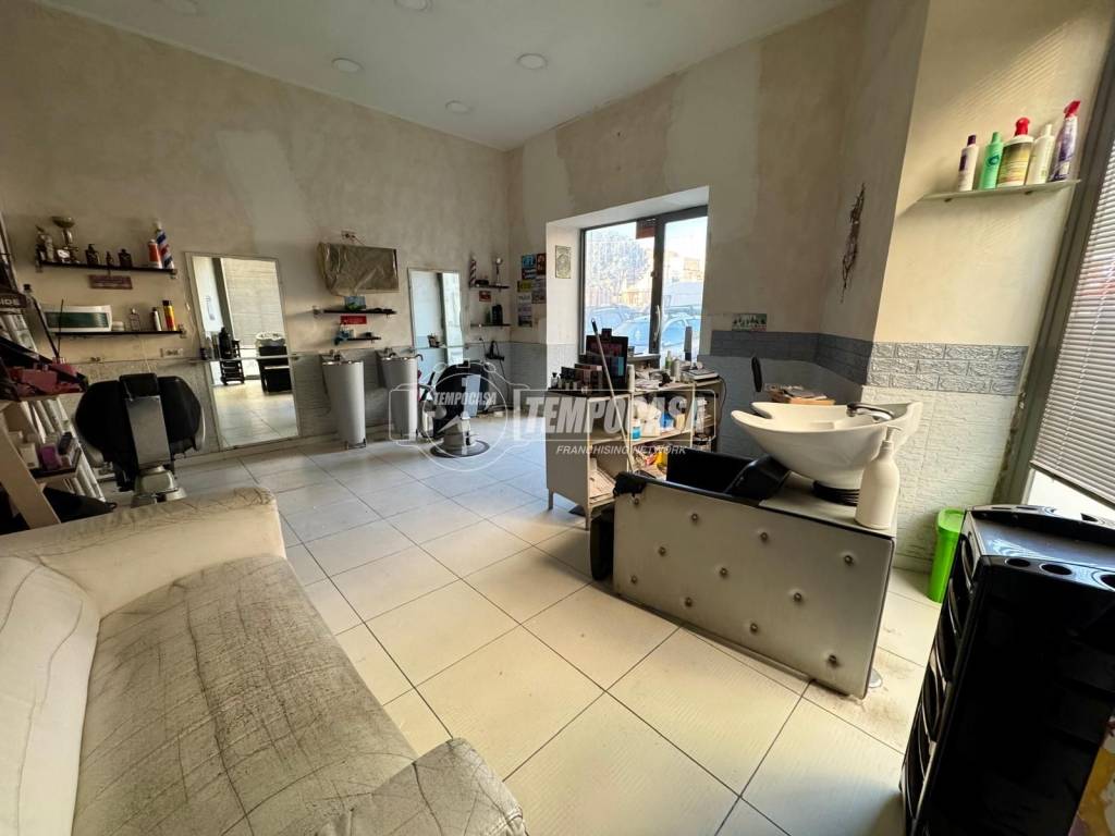 negozio in affitto a Napoli in zona Fuorigrotta