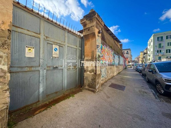 negozio in affitto a Napoli in zona Bagnoli