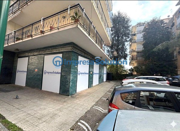 negozio in affitto a Napoli in zona Arenella