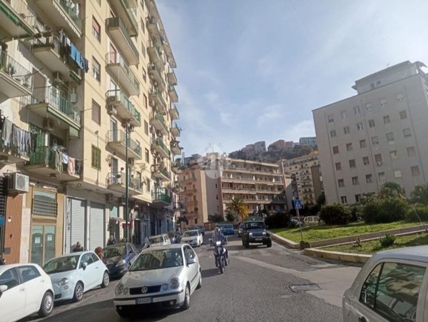 locale commerciale in affitto a Napoli in zona Fuorigrotta