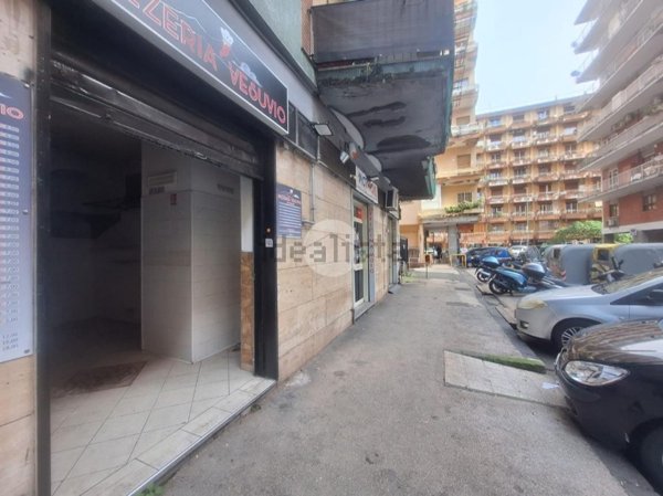 locale commerciale in affitto a Napoli in zona Arenella
