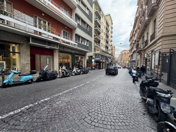 locale commerciale in affitto a Napoli in zona Chiaia