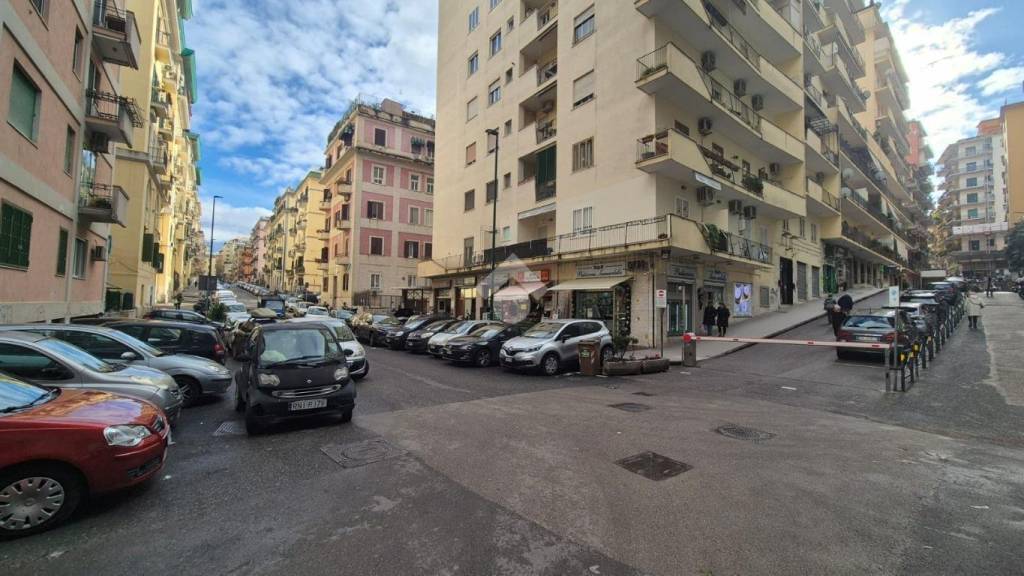 negozio in affitto a Napoli in zona Vomero