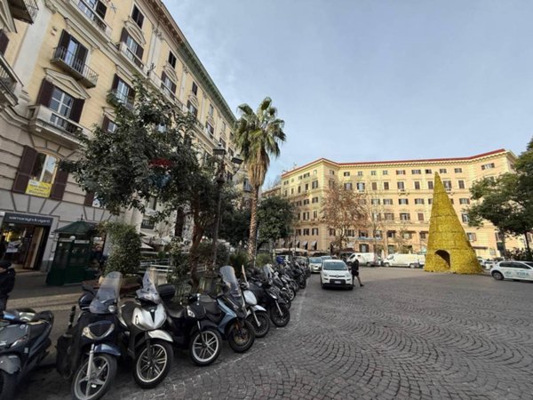 negozio in affitto a Napoli in zona Vomero