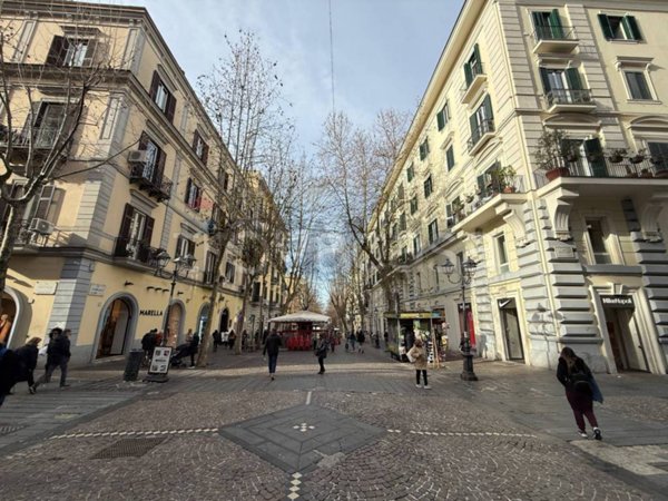 negozio in affitto a Napoli in zona Vomero