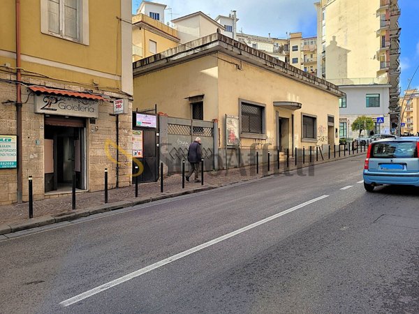 negozio in affitto a Napoli in zona Arenella