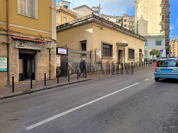 negozio in affitto a Napoli in zona Arenella