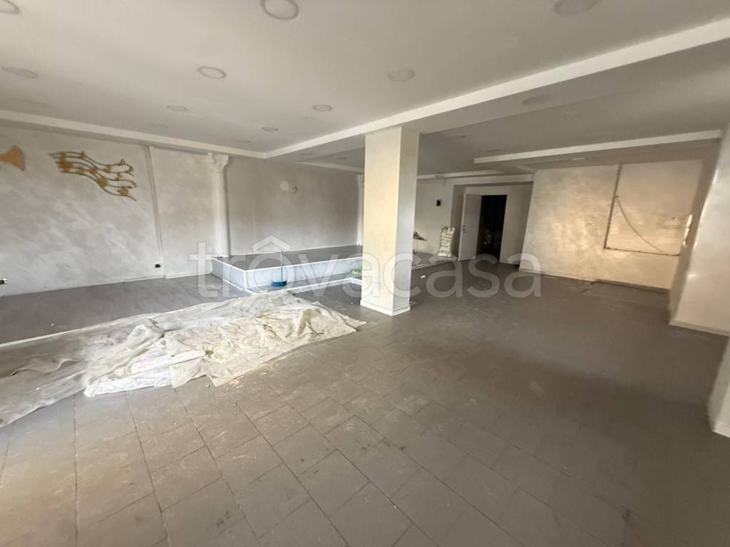 negozio in affitto a Napoli in zona Pianura