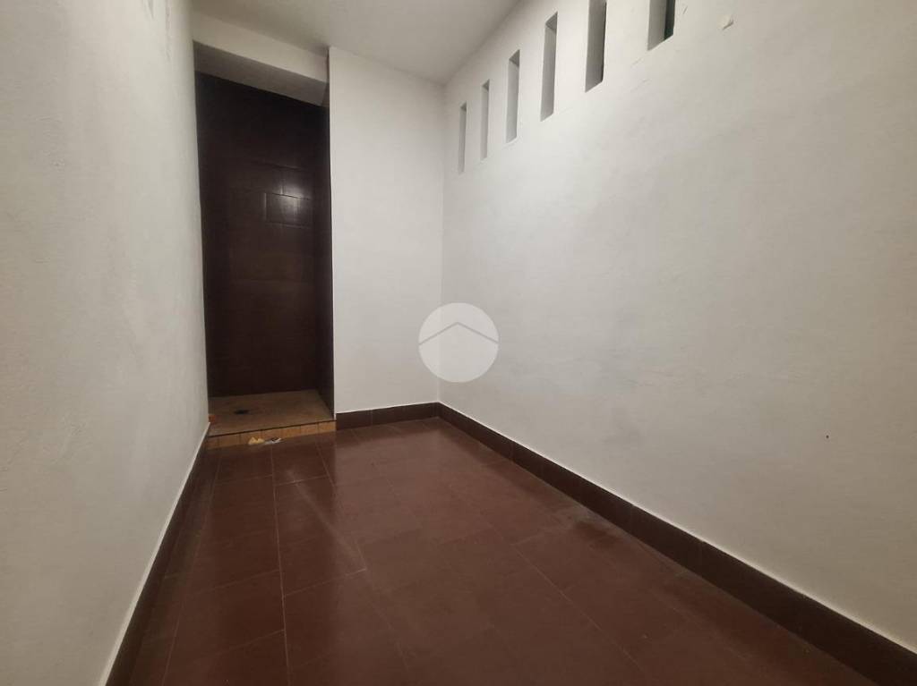 locale commerciale in affitto a Napoli in zona Vomero