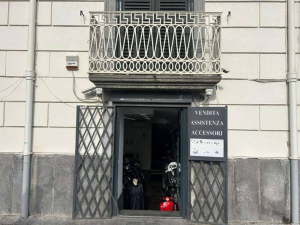 negozio in affitto a Napoli in zona Chiaia