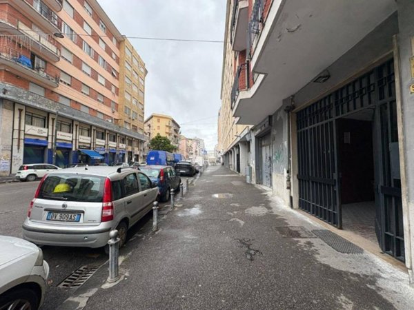 negozio in affitto a Napoli in zona Mercato