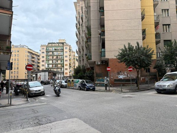 locale commerciale in affitto a Napoli in zona Arenella