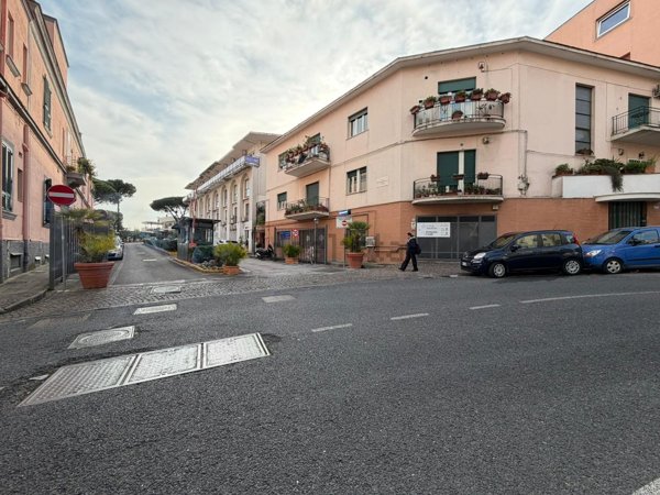 locale commerciale in affitto a Napoli in zona Chiaia