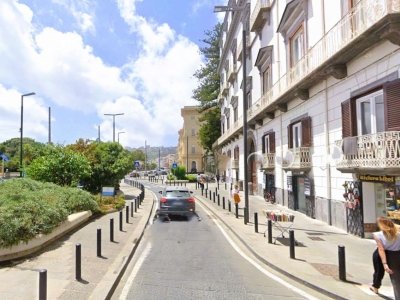 negozio in affitto a Napoli in zona Chiaia
