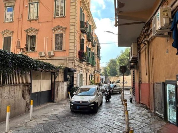 negozio in affitto a Napoli in zona Arenella