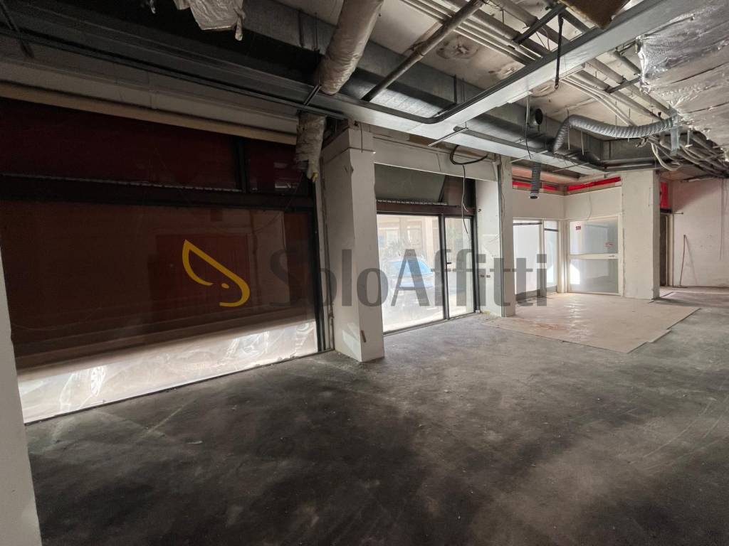 negozio in affitto a Napoli in zona Chiaia