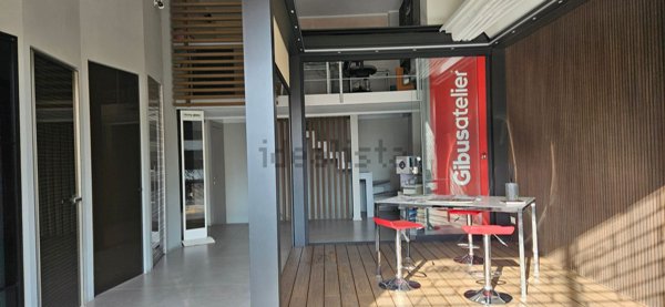 locale commerciale in affitto a Napoli in zona Chiaia