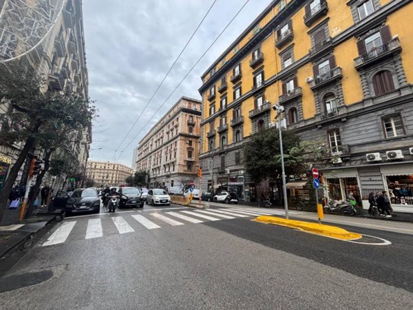 negozio in affitto a Napoli