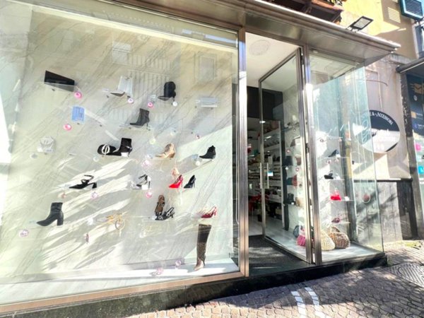 negozio in affitto a Napoli in zona Barra