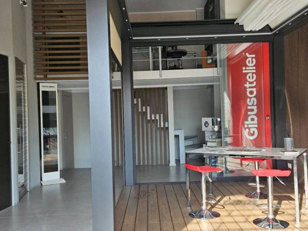 negozio in affitto a Napoli in zona Chiaia