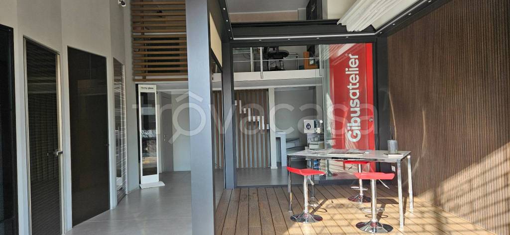 negozio in affitto a Napoli in zona Chiaia