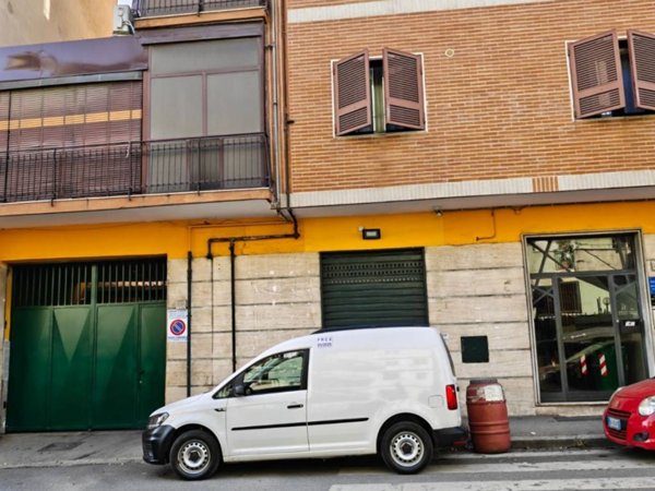 negozio in affitto a Napoli in zona Secondigliano