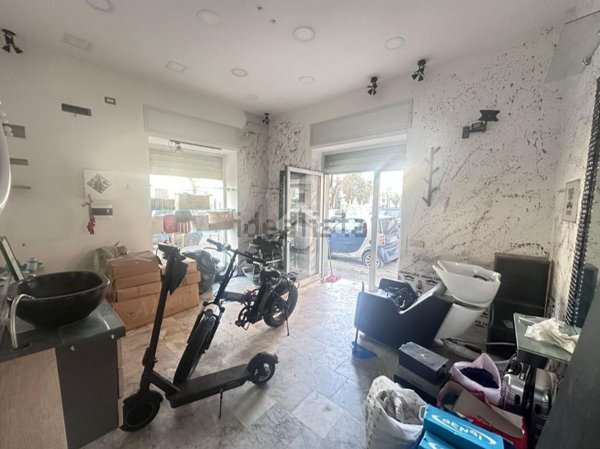 locale commerciale in affitto a Napoli in zona Secondigliano