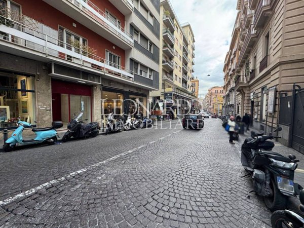 negozio in affitto a Napoli in zona Chiaia
